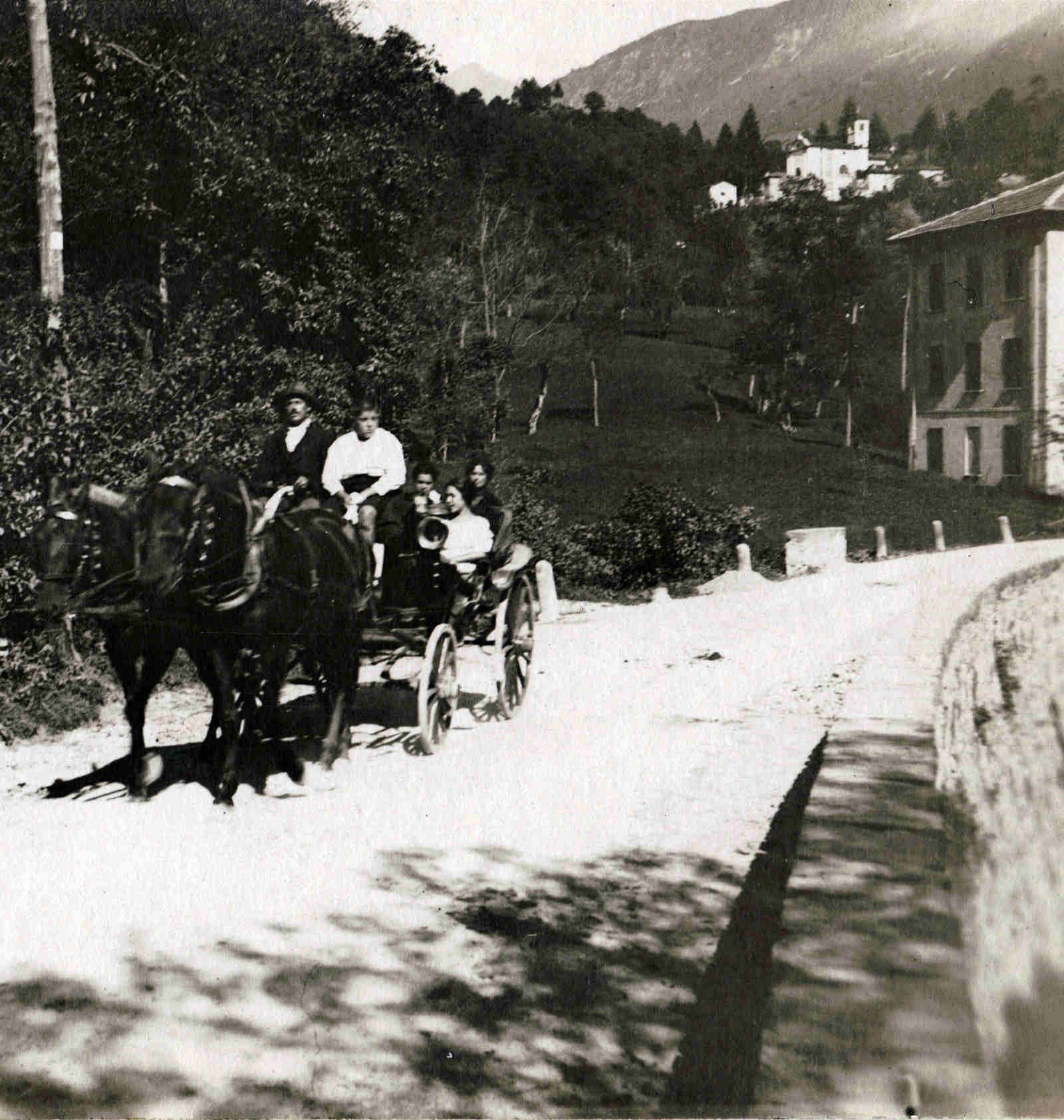 6 - Guido family on a carriage near the Villa