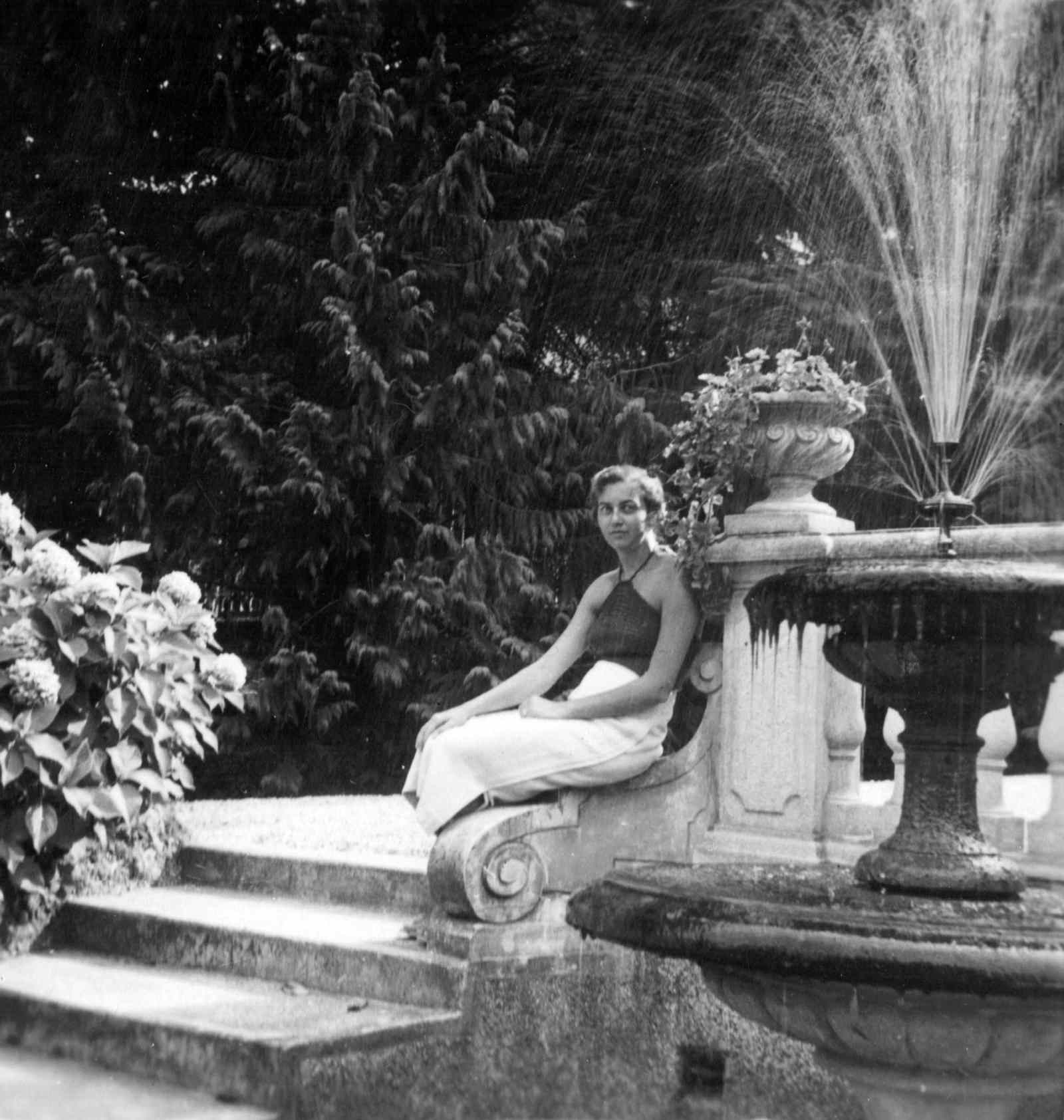 2 - Luigi and Ida sitting on the fountain of the Villa 1939