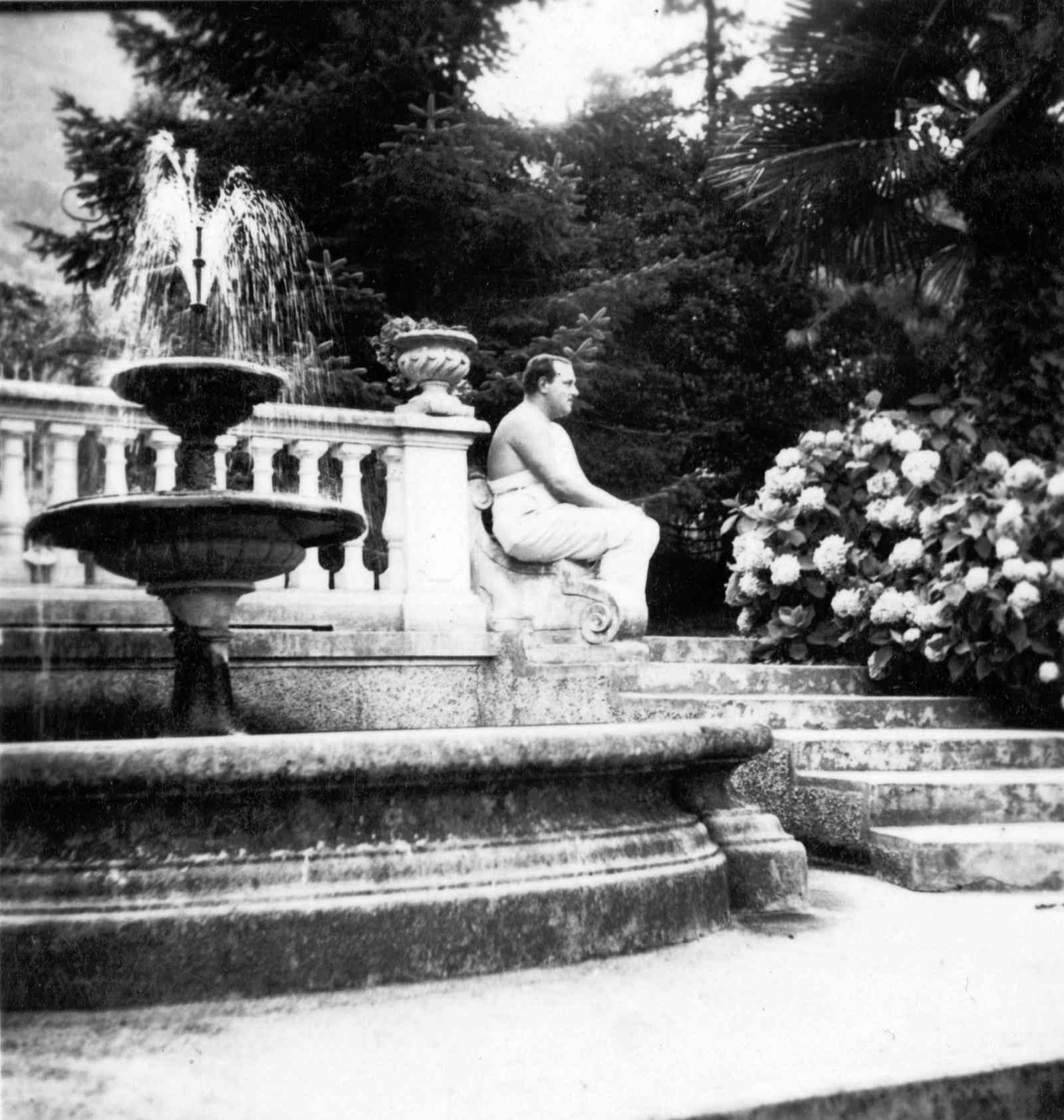 3 - Luigi and Ida sitting on the fountain of the Villa 1939