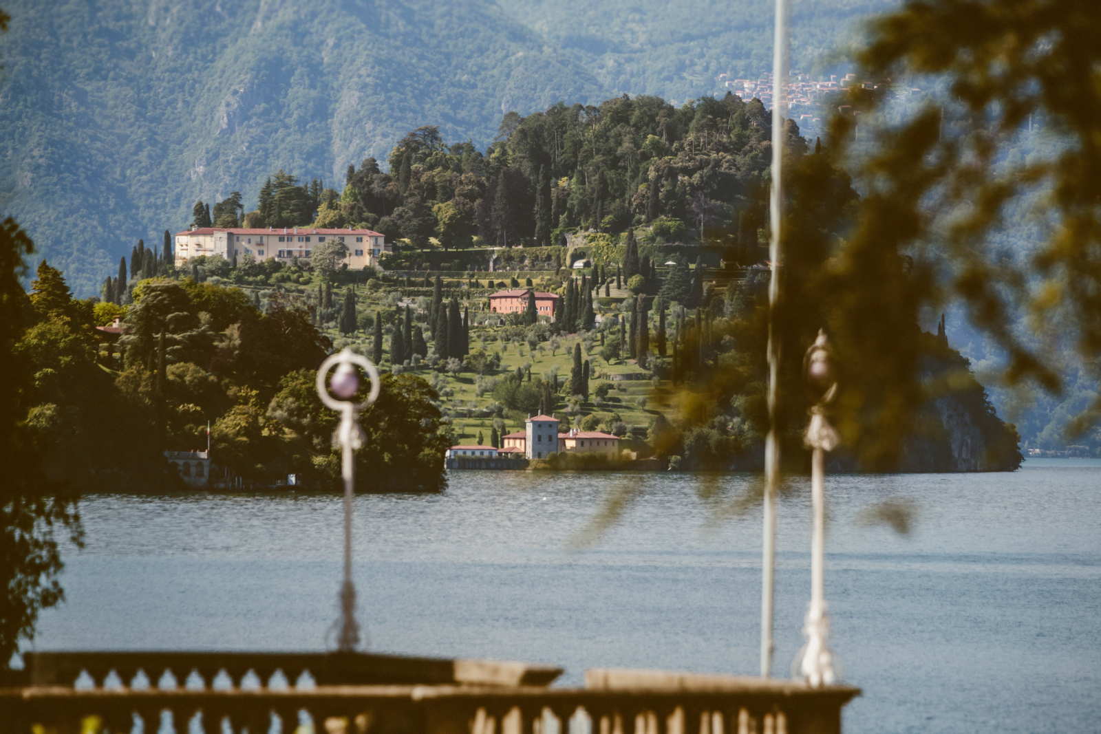 aura del lago garden